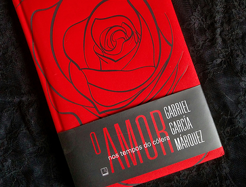 Capa de um livro sobre pandemias “O amor nos tempos do cólera” com ilustração de uma rosa vermelha
