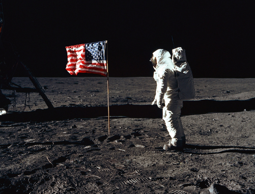 homem na lua com bandeira dos EUA
