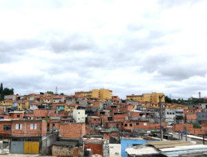 diversas casas em favelas espalhadas pelo Brasil