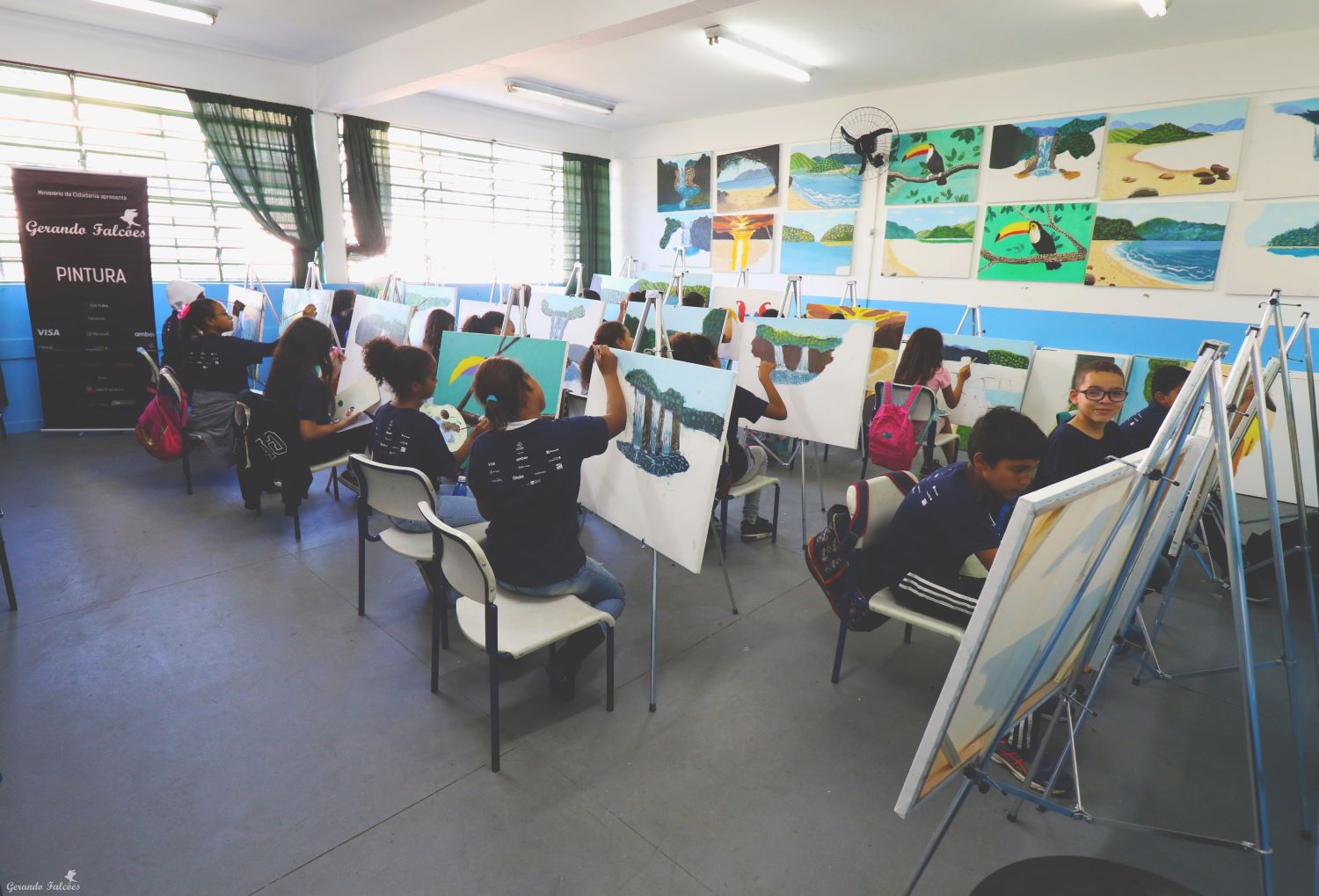 ONG Gerando Falcões realizando atividades de pintura